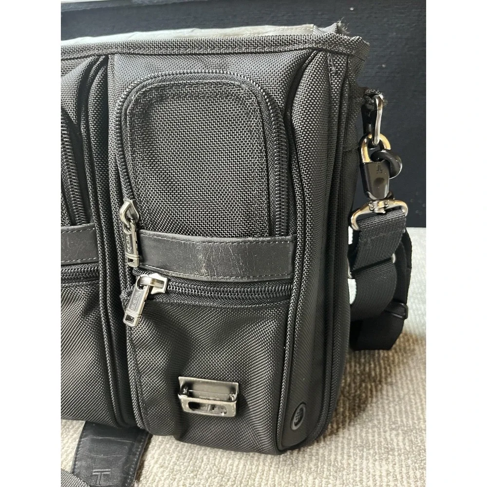 TUMI Messenger Bag Black Nylon Laptop Briefcase Mens Expandable Shoulder 18